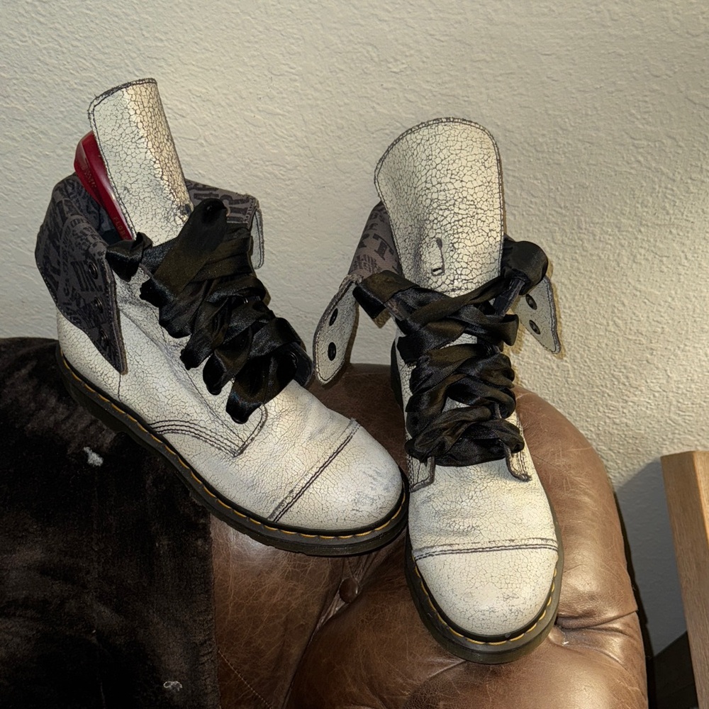 Dr.Marten White distress Fold Over Black Lace-Up Boots size 11 - Picture 2 of 9